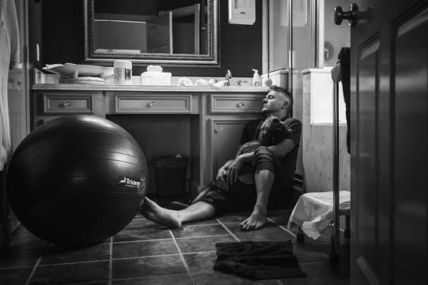 35张捕捉人性力量的原始而强大的出生照片