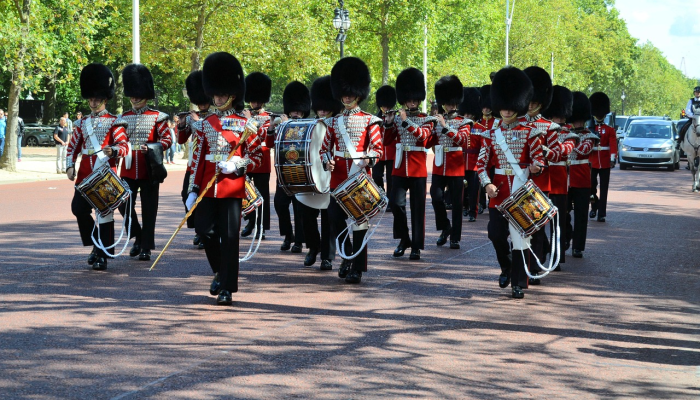 UM学生在毕业典礼上上台跳舞，这是学院传统的一部分