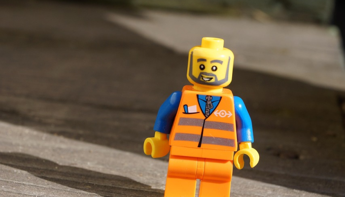 蕾切尔·比尔森被玛丽-凯特和阿什利·奥尔森从“群众”中“救”出来 蕾切尔·比尔森被玛丽-凯特和阿什利·奥尔森从“群众”中“救”出来