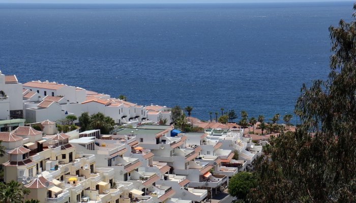 一艘货船在埃及的苏伊士运河上发生故障，撞到一座桥上