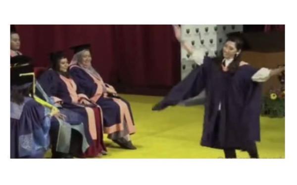 UM学生在毕业典礼上上台跳舞，这是学院传统的一部分