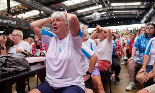 “我为这些女孩感到骄傲”：1972年英格兰队在决赛失利后庆祝