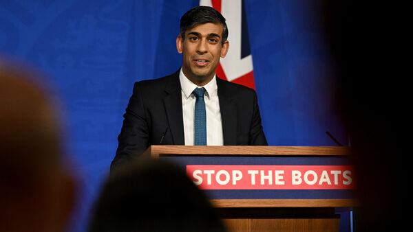 泰勒·斯威夫特在2023时代的演出结束时感谢巡演的家人 泰勒·斯威夫特在2023时代的演出结束时感谢巡演的家人