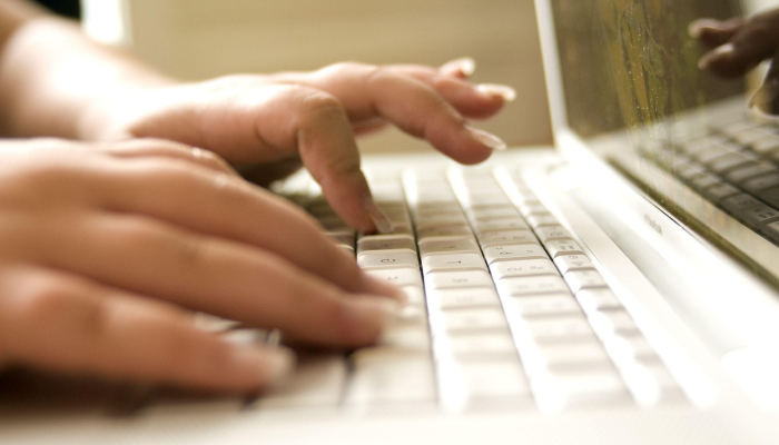 一名教师因给她的学生读书而被解雇,但在重新获得工作的上诉中失败 一名教师因给她的学生读书而被解雇,但在重新获得工作的上诉中失败