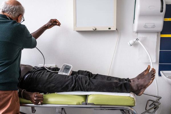 还有那些法国医疗援助可能被削减的非法移民