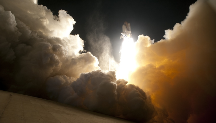 龙的到来刺激了国际空间站上的机器人和科学狂热