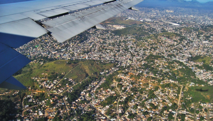 达美航空公司的航班在香农机场紧急降落后疏散，并报告了烟雾