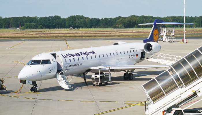 在洛杉矶国际机场被拖拽的飞机撞上穿梭巴士,5人受伤 在洛杉矶国际机场被拖拽的飞机撞上穿梭巴士,5人受伤