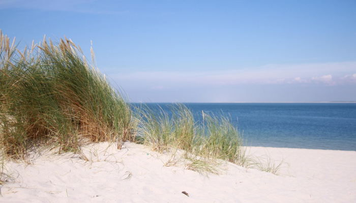 美丽的海滩就在英国的顶端,经常被评为世界上最好的海滩之一 美丽的海滩就在英国的顶端,经常被评为世界上最好的海滩之一