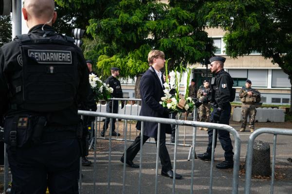 阿拉斯恐怖袭击：行凶者的动机是“对法国的仇恨”，对法国的民主和学校的仇恨