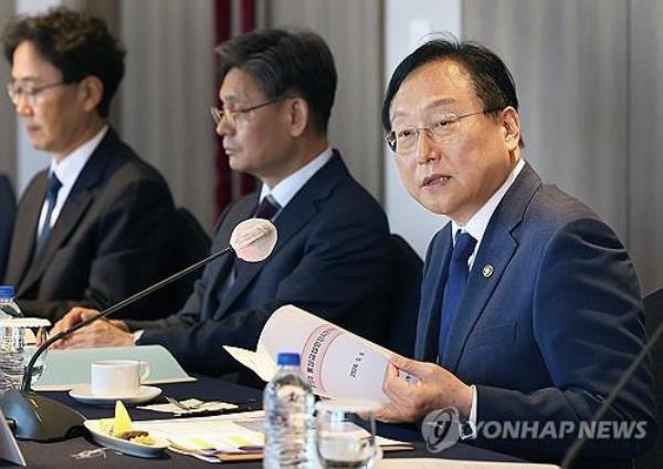 This undated file photo provided by the Ministry of Trade, Industry, and Energy shows Trade Minister Cheong In-kyo (R). (PHOTO NOT FOR SALE) (Yonhap)