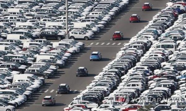 This file photo, taken Jan. 27, 2022, shows cars produced by Hyundai Motor Co. waiting to be exported in Ulsan, 299 kilometers southeast of Seoul. (Yonhap)