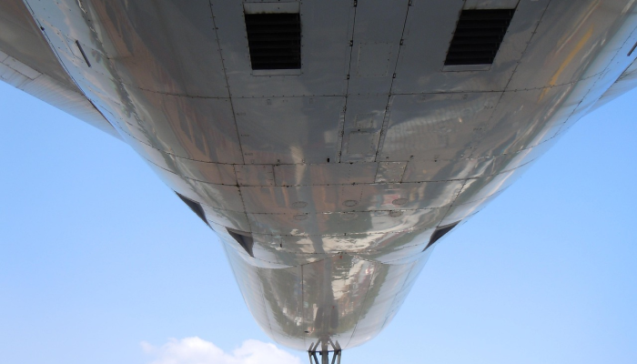 视频显示，起飞后返回休斯顿机场的飞机引擎起火