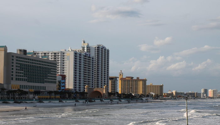 飓风“李”正向东北加勒比海靠近，并穿过开阔的大西洋水域