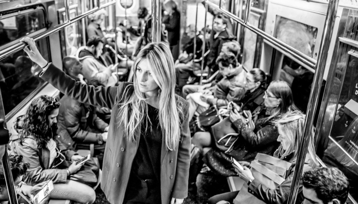 由于持续的洪水影响了纽约部分地区，美国铁路公司的服务在暂停后恢复