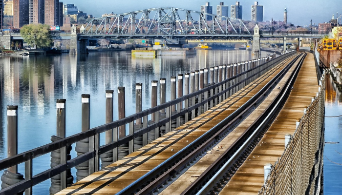 由于持续的洪水影响了纽约部分地区,美国铁路公司的服务在暂停后恢复 由于持续的洪水影响了纽约部分地区,美国铁路公司的服务在暂停后恢复