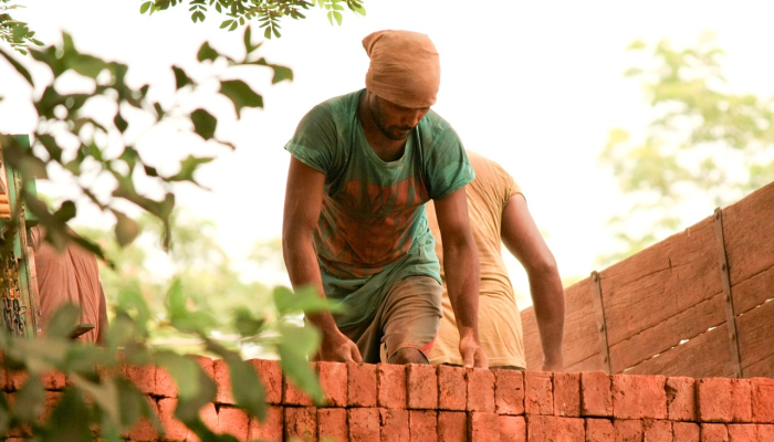 费恩:美国汽车工人联合会对通用汽车提起不公平的劳工行为指控,斯特兰提斯 费恩:美国汽车工人联合会对通用汽车提起不公平的劳工行为指控,斯特兰提斯