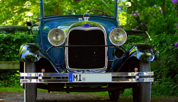 由于美国汽车工人联合会拒绝三巨头的加薪提议，福特、通用汽车面临罢工风险