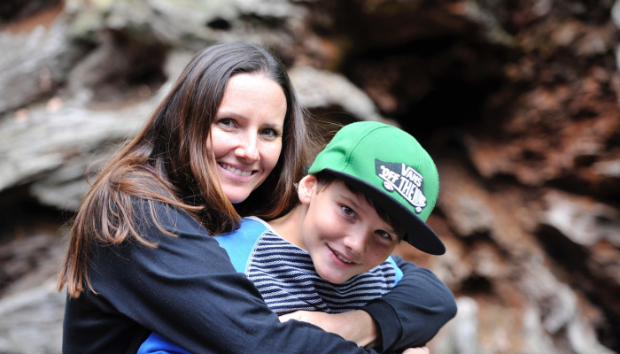 赫罗纳在阿尔梅里亚失败后登顶