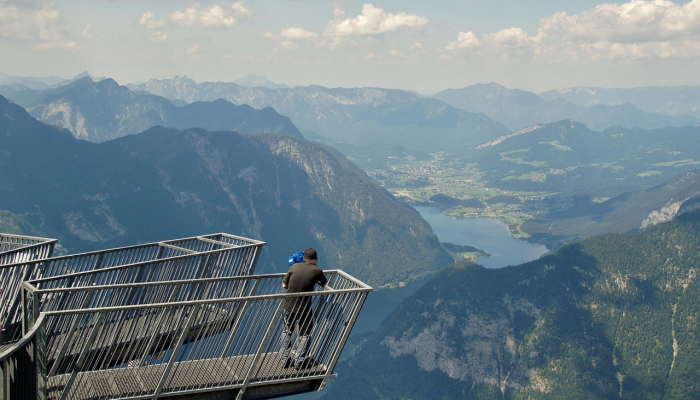 赫罗纳在阿尔梅里亚失败后登顶