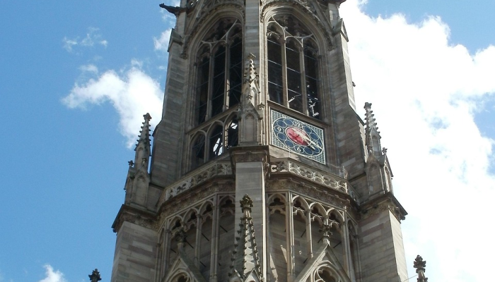 教堂钟声，罢工标志着希腊最严重的火车相撞事故发生一年