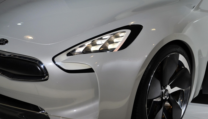 锋利的金属刺穿了缅因州吉普车的挡风玻璃请看可怕的死里逃生的照片