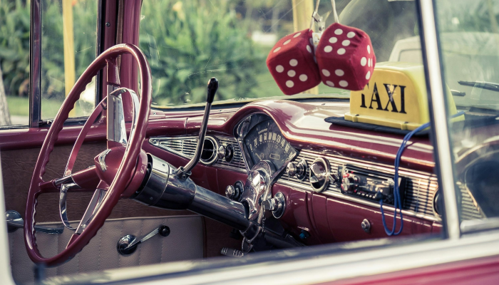 锋利的金属刺穿了缅因州吉普车的挡风玻璃请看可怕的死里逃生的照片