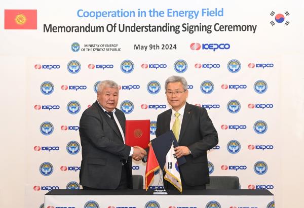 Kim Dong-cheol (R), the president of the Korea Electric Power Corp. (KEPCO), poses for a photo with Kyrgyz Energy Minister Taalaibek Ibraev in Seoul on May 9, 2024, in this photo released by KEPCO. (PHOTO NOT FOR SALE)(Yonhap)