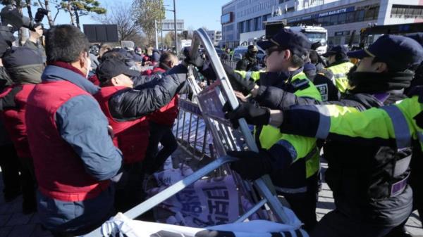 韩国农民抗议狗肉禁令引发冲突