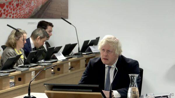 约翰逊强忍着眼泪回忆起在重症监护室的时光