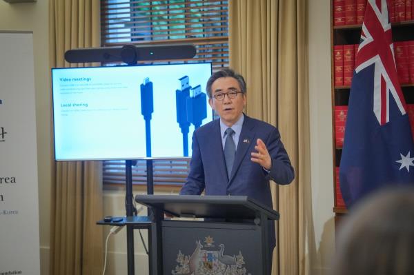 Foreign Minister Cho Tae-yul speaks during a meeting with students studying Korean at the University of Melbourne in the Australian city on May 1, 2024, in this photo provided by Cho's office. (PHOTO NOT FOR SALE) (Yonhap)