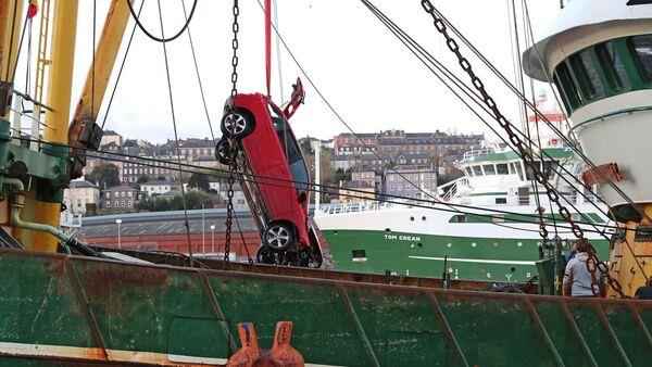 汽车在肯尼迪码头进水后，科克市英勇的渔民营救了一名妇女