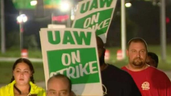 由于美国汽车工人联合会拒绝三巨头的加薪提议，福特、通用汽车面临罢工风险