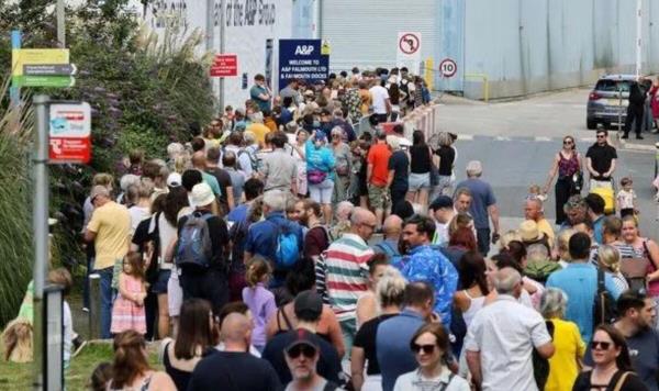 由于游客们排起了长队，提前离开，这个节日被抨击为“绝对的混乱”