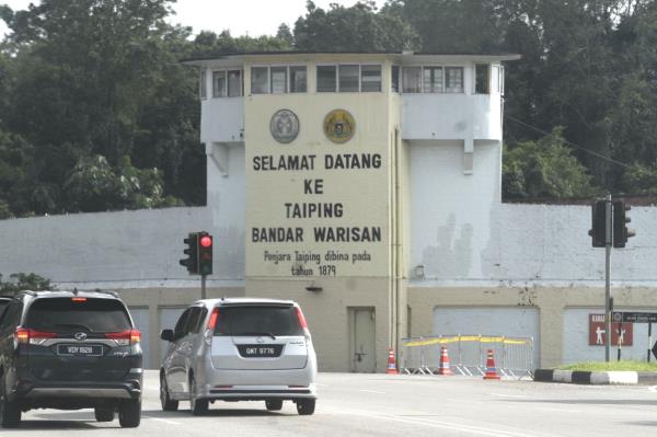 议会小组发现，战前监狱仍在使用桶式厕所