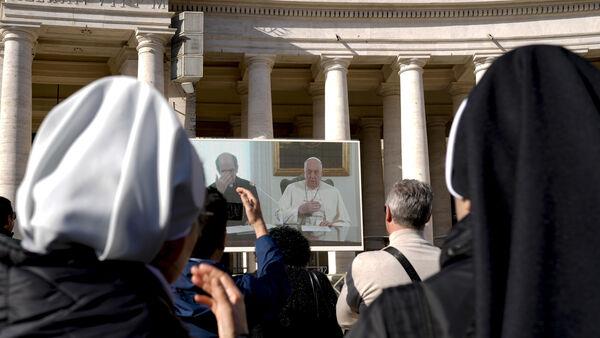 教皇弗朗西斯“做得更好”，但又错过了圣彼得广场窗户的外观