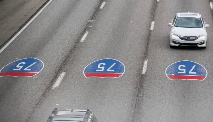 车祸发生后，四万磅鸡肉的生肉散落在乔治亚州际公路上