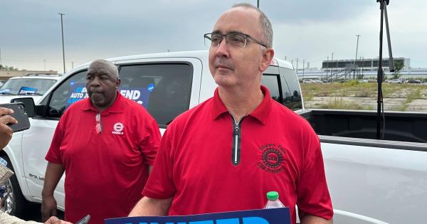 随着罢工最后期限的临近，美国汽车工人联合会与三大汽车制造商的冲突显示出一个更具对抗性的工会