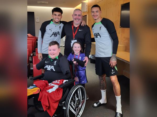 爱尔兰利物浦超级球迷Dáire戈尔曼在访问安菲尔德后震惊了，这让他成为了社交媒体明星