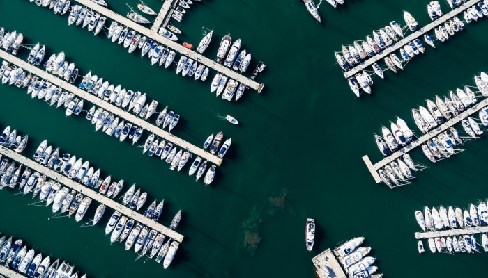 Aryansh Sharma站在英雄Tim Southee面前，阿联酋队与新西兰队的IPL明星队战斗