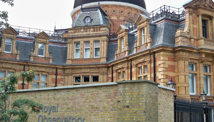 首先，剑桥大学预科毕业生开始本科学习