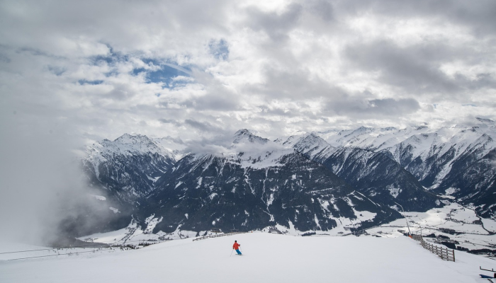 随着雪、冰和冻雨的临近,美国东部和新英格兰地区的居民都在躲避 随着雪、冰和冻雨的临近,美国东部和新英格兰地区的居民都在躲避
