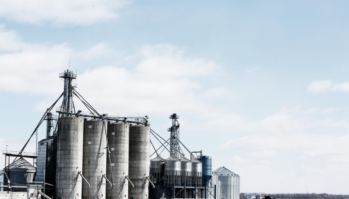 约翰内斯堡：视频捕捉到疑似煤气爆炸将公交车抛向空中，几乎压死一名男子