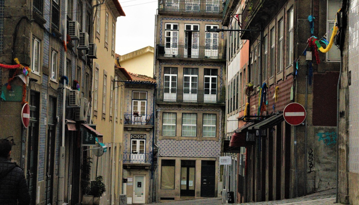 炮击击中了杜胡克的居民区