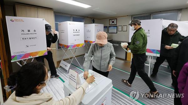 Voters in Incheon, west of Seoul, visit a polling station to cast their ballots for South Korea's parliamentary elections on April 10, 2024. (Yonhap)
