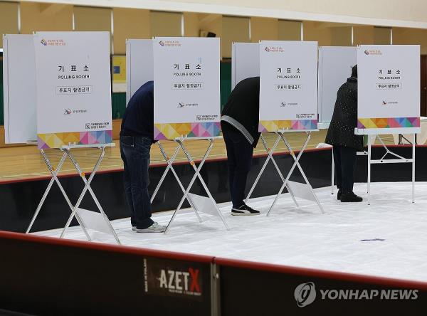 Voters cast their ballots in South Korea's parliamentary elections at a polling station in central Seoul on April 10, 2024. (Yonhap)