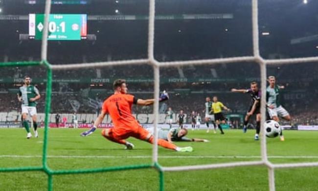 Harry Kane’s deflected shot beats Jiri Pavlenka in the Werder Bremen goal.