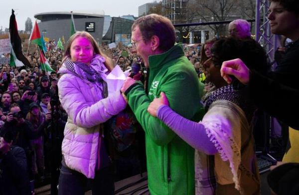 选举前几天，Greta Thunberg在荷兰举行的大规模气候游行中不受干扰