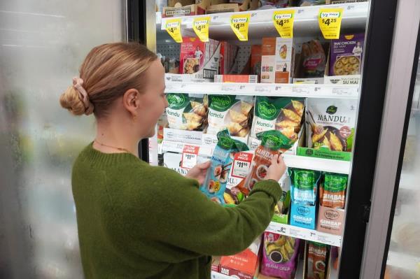This undated file photo provided by CJ CheilJedang shows a customer looking at the Korean food company's gimbap at a Woolworths outlet near Sydney, Australia. (PHOTO NOT FOR SALE) (Yonhap)