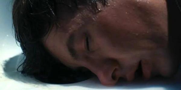 Oliver (Barry Keoghan) with his eyes closed in the bathtub in Saltburn